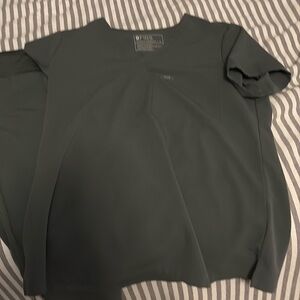 FIGS Bonsai Small top one pocket- small petite joggers gently worn